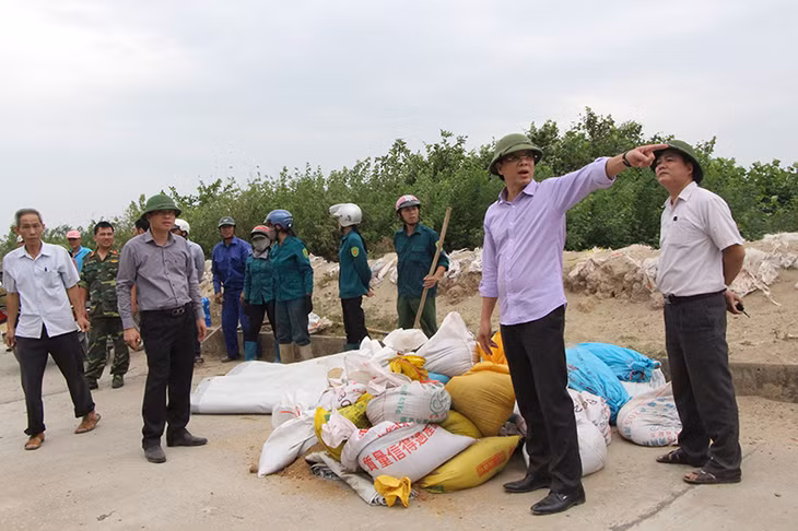 Lãnh đạo TX Quảng Yên kiểm tra các tuyến đê xung yếu