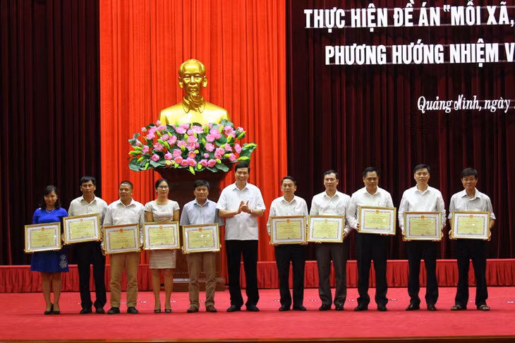 Đồng chí Nguyễn Đức Long, Chủ tịch UBND tỉnh trao tặng bằng khen cho các cá nhân có thành tích xuất sắc