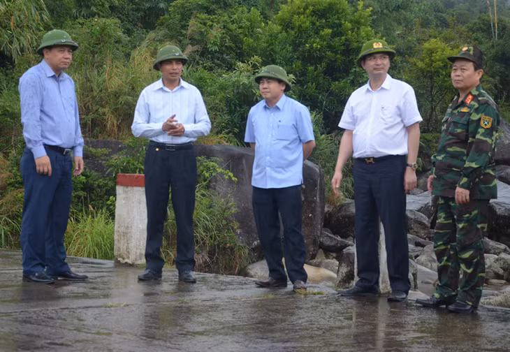 Đồng chí Vũ Văn Diện kiểm tra một đập tràn ở xã Đồng Văn (Bình Liêu).