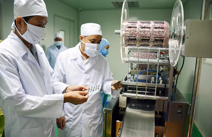 Quy trình ép vỉ thuốc được thực hiện bằng dây chuyền sản xuất hiện đại tại Nhà máy sản xuất thuốc từ dược liệu của Công ty CP Dược - Vật tư y tế Quảng Ninh.