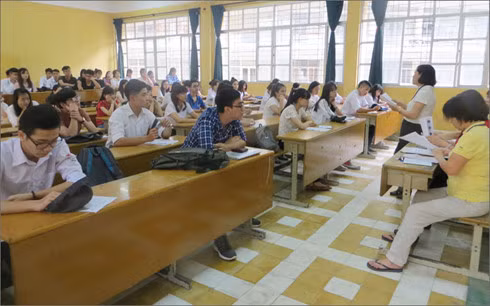 Thí sinh nghe phổ biến về kỳ thi THPT Quốc gia năm 2016.