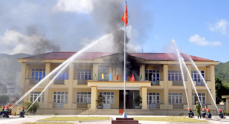  Tổ chức dập lửa, cứu người bị nạn 