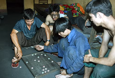 Tranh thủ làm ván cờ sau chui lò ra, trước khi đi tắm.jpg