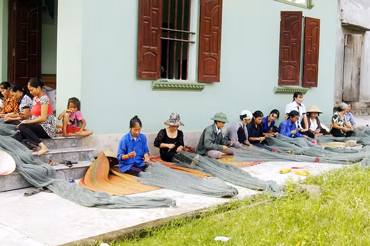 Lớp dạy kỹ thuật đan lưới được tổ chức tại xã Đài Xuyên.
