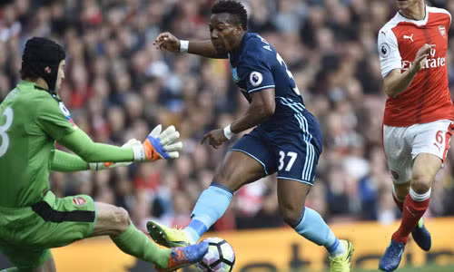 Cech hai lần từ chối cơ hội ghi bàn của Traore. Ảnh: Reuters.