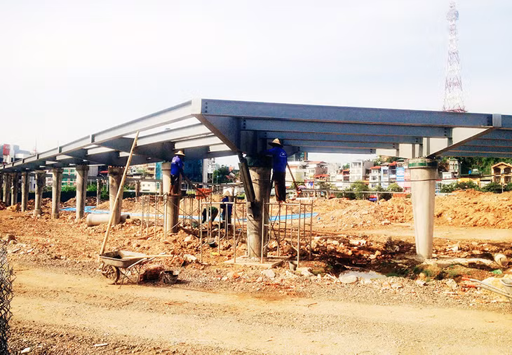 Nhiều dự án về hạ tầng du lịch, y tế, giáo dục, thể thao đáp ứng tiêu chuẩn quốc tế đang được triển khai trên địa bàn TP Hạ Long. Trong ảnh: Đơn vị thi công đang đẩy nhanh tiến độ xây dựng Công viên hoa Hạ Long. Ảnh: Thanh Tùng