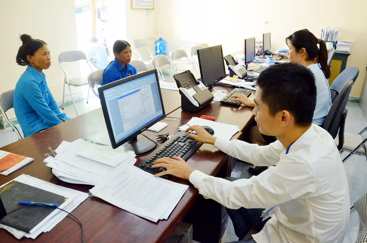 Cán bộ bộ phận một cửa xã Lục Hồn (huyện Bình Liêu) từng bước ứng dụng CNTT vào giải quyết thủ tục hành chính cho người dân. 