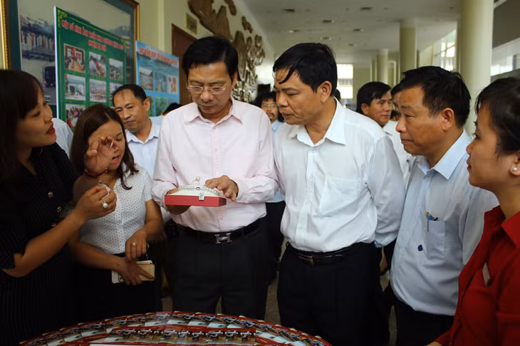 Các đại biểu tham quan các sản phẩm OCOP tại hội nghị