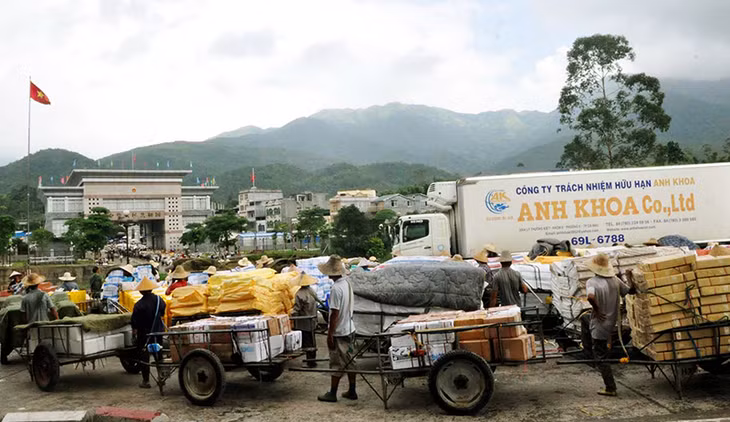 Khu thương mại cửa khẩu Bắc Phong Sinh đang dần hình thành và phát triển mạnh, kim ngạch xuất, nhập khẩu năm 2016 ước đạt 315 triệu USD.