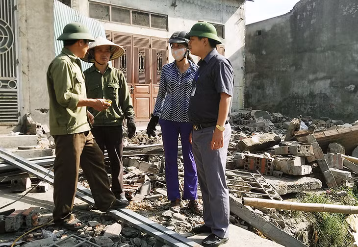 Anh Lê Việt Hải, Chủ tịch UBND phường Hà Trung (ngoài cùng bên phải) vận động người dân tổ 18, khu 2 tháo dỡ công trình, bàn giao mặt bằng đúng thời gian quy định để thi công giai đoạn 2 Dự án nâng cấp, cải tạo tỉnh lộ 336.