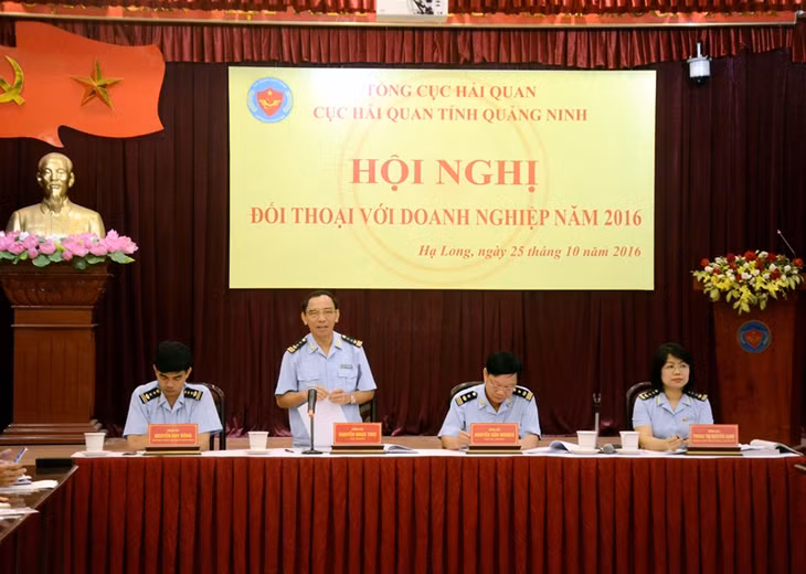 Đồng chí Nguyễn Ngọc Trìu, Cục trưởng Cục Hải quan tỉnh phát biểu tại hội nghị.