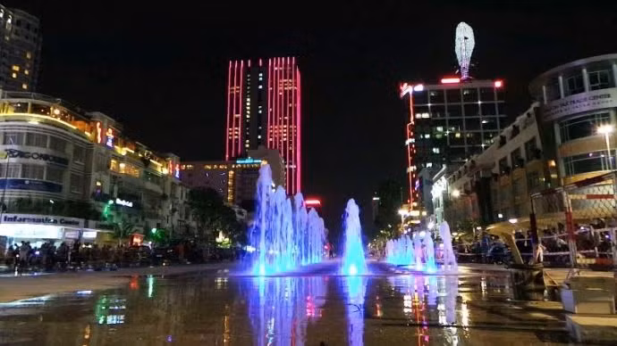 Phố đi bộ Nguyễn Huệ với không gian thoáng đãng cũng là một địa điểm hẹn hò lý tưởng.
