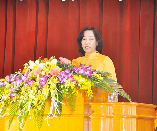 Đồng chí Vũ Thị Thu Thuỷ, Phó Chủ tịch UBND tỉnh trao quà cho các cháu thiếu nhi tại Trường Mầm non Hà Lầm.