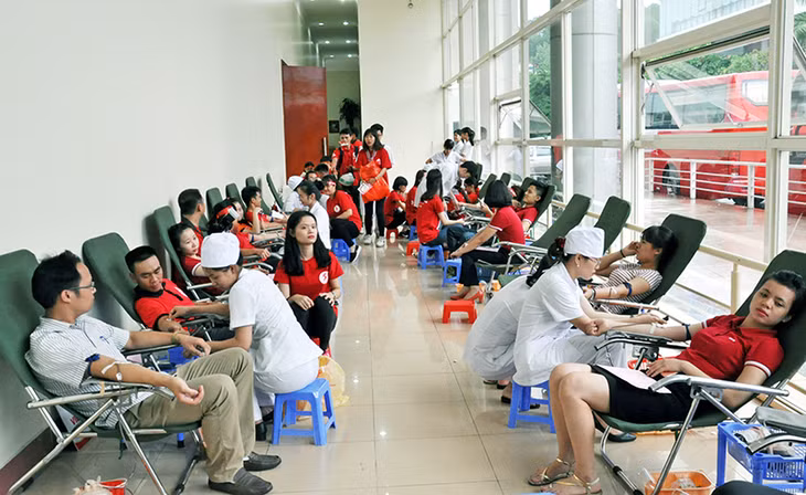 Tình nguyện viên tham gia hiến máu tại ngày hội “Đất mỏ tình người”, tháng 7-2016.