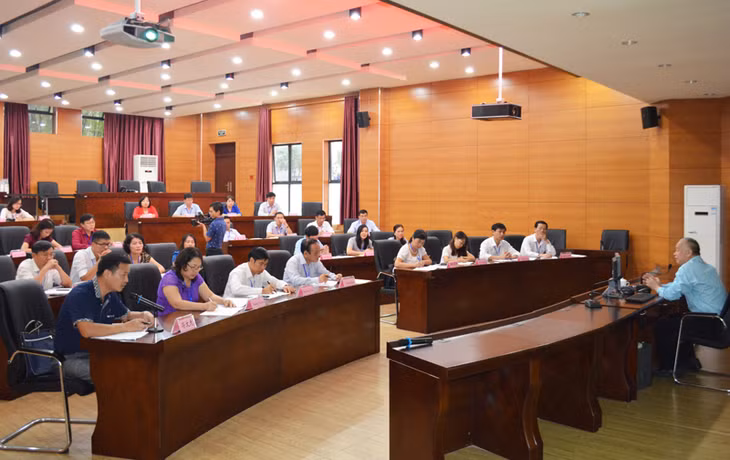 Buổi học chuyên đề tình hình phát triển các ngành nghề hiện đại của Quảng Tây do giáo sư Zhoa Yuhoa giảng