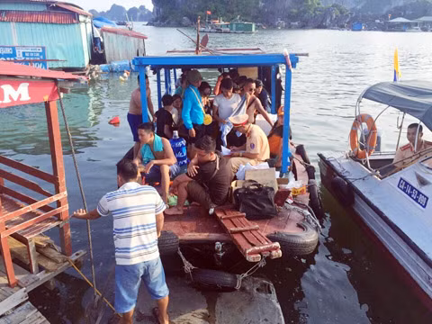 Lực lượng CSGT thủy phát hiện một tàu chở khách du lịch chui trên Vịnh Hạ Long.