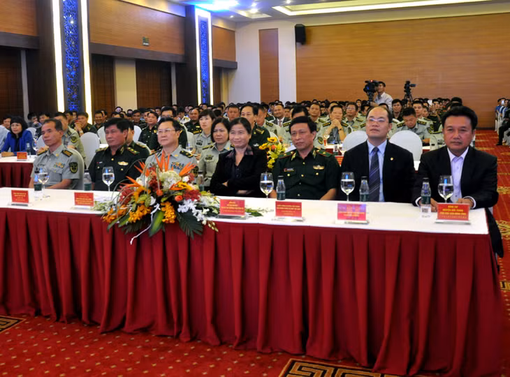 Các đồng chí lãnh đạo tỉnh và các đại biểu tham dự buổi giao lưu