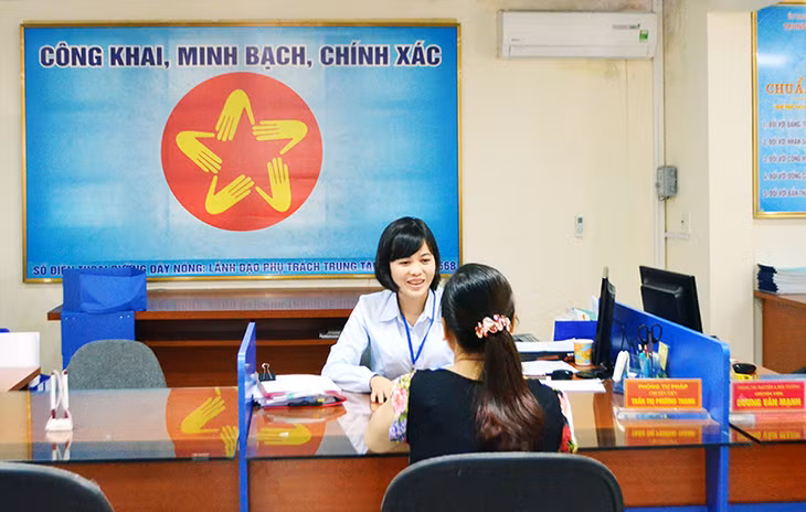Công dân đến đăng ký hộ tịch tại Trung tâm Hành chính công TX Quảng Yên.