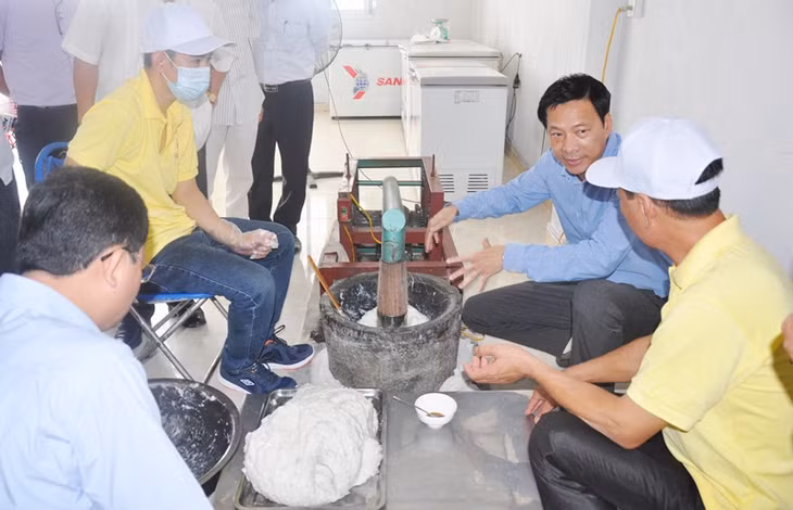 Đồng chí Bí thư Tỉnh ủy thăm cơ sở chế biến chả mực Bà Nụ, thị trấn Cái Rồng.