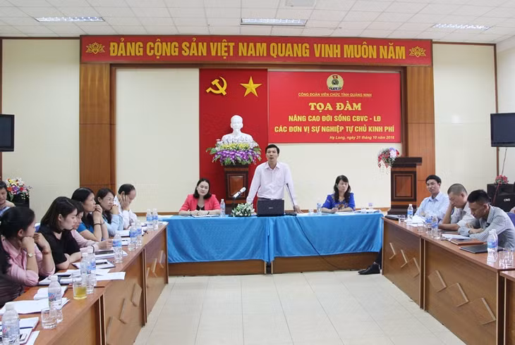 Đồng chí Nguyễn Đức Hoạt, Chủ tịch Công đoàn Viên chức tỉnh trao đổi về nội dung tọa đàm với các đại biểu.
