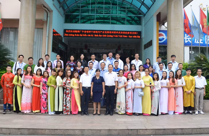 Đoàn chụp ảnh lưu niệm với thầy trò Trường đại học Sư phạm Quảng Tây