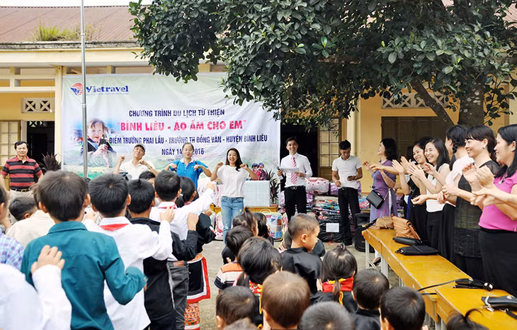 Khách du lịch cùng giao lưu văn nghệ với các em học sinh, điểm trường Phai Lầu, Trường Tiểu học Đồng Văn.