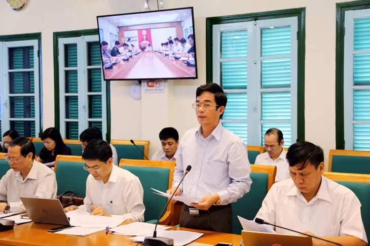Đồng chí Dương Văn Cơ, Chủ tịch UBND TP Móng Cái báo cáo kết quả các tiêu chí nâng cấp đô thị.