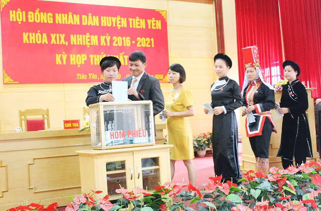 Các đại biểu HĐND huyện Tiên Yên bỏ phiếu bầu các chức danh lãnh đạo chủ chốt của HĐND và UBND huyện nhiệm kỳ 2016-2021. 