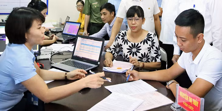Giải quyết thủ tục hành chính cho người dân tại Trung tâm Hành chính công TP Uông Bí.