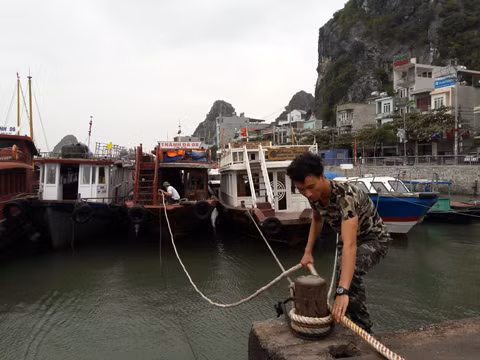 Neo buộc tàu thuyền tại Cảng Cái rồng, TX Vân Đồn