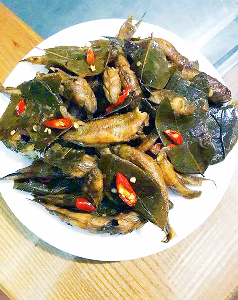 Nhờ có lá giang, me và các nguyên liệu khác, cá bống kho lá giang thơm ngon, có màu sắc rất bắt mắt.