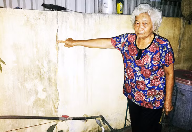 Bà Nguyễn Thị Lan cho biết phần tường bao của nhà bị nứt do việc thi công QL18A gây ra.
