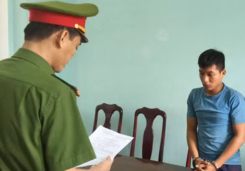 Cảnh sát đọc lệnh bắt tạm giam Khanh. Ảnh: V.H.