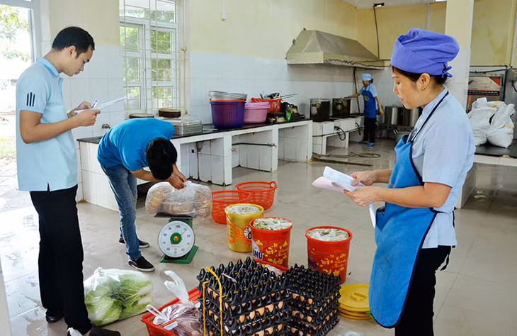 Cán bộ y tế và nhân viên bếp ăn Trường THPT Dân tộc nội trú tỉnh kiểm tra số lượng, chất lượng thực phẩm đầu vào, sáng 21-10-2016.