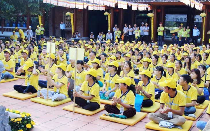 Du khách trải nghiệm sản phẩm du lịch “Tâm hiếu tâm phật” tại Khu di tích lịch sử - danh thắng Yên Tử do Công ty CP Phát triển Tùng Lâm tổ chức. (Ảnh do Công ty CP Phát triển Tùng Lâm cung cấp)
