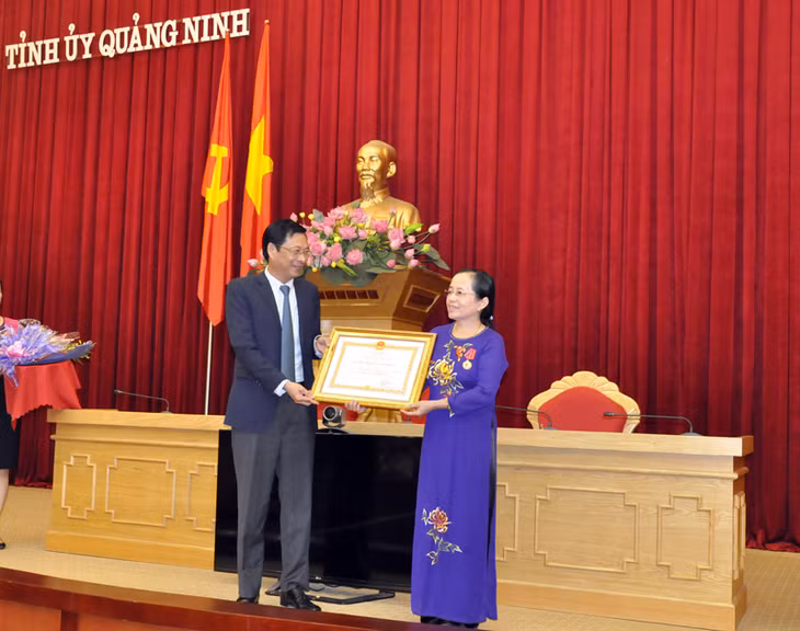 Thừa ủy quyền của Chủ tịch nước, đồng chí Nguyễn Văn Đọc, Bí thư Tỉnh ủy công bố trao tặng Huân chương Lao động Hạng 3 cho đồng chí Nguyễn Thị Huân, nguyên Tỉnh ủy viên, nguyên Bí thư Thị ủy Đông Triều. 