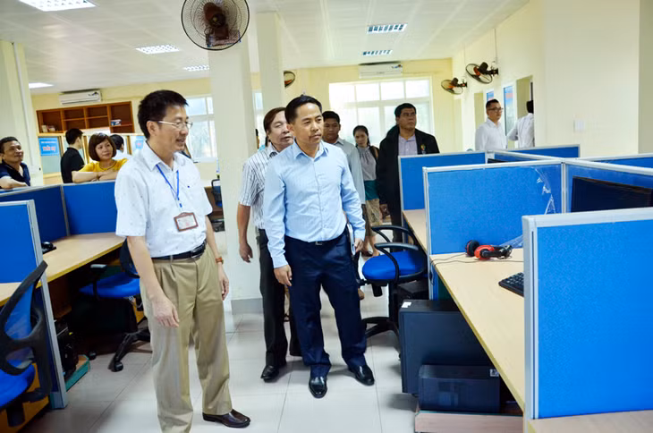 Đoàn Đại biểu Báo PAXAXON tham quan cơ sở vật chất của Đài PT-TH tỉnh.