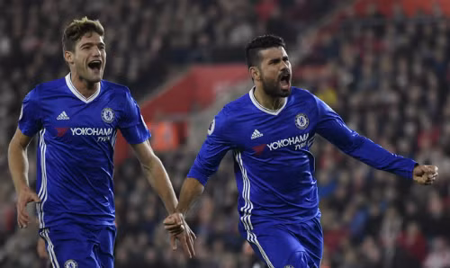 Diego Costa (phải) ghi tuyệt phẩm ấn định chiến thắng. Ảnh: Reuters.
