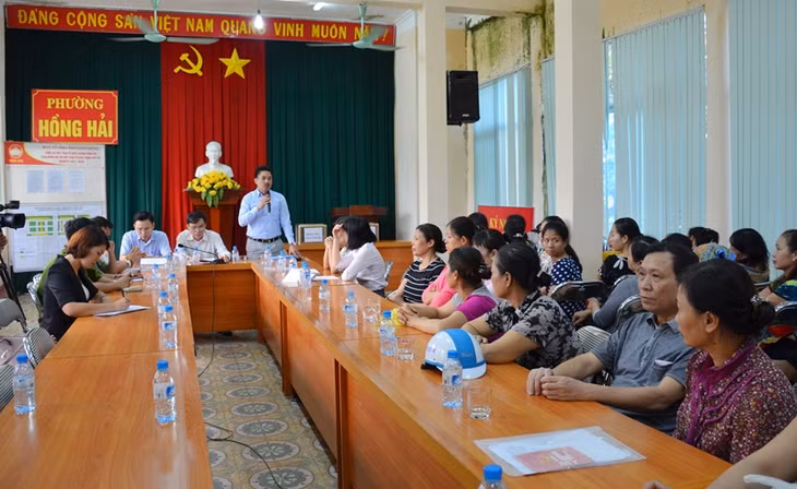 Đông đảo hộ kinh doanh tại chợ tạm Hạ Long III đến bốc thăm điểm kinh doanh tại chợ Hạ Long III mới.