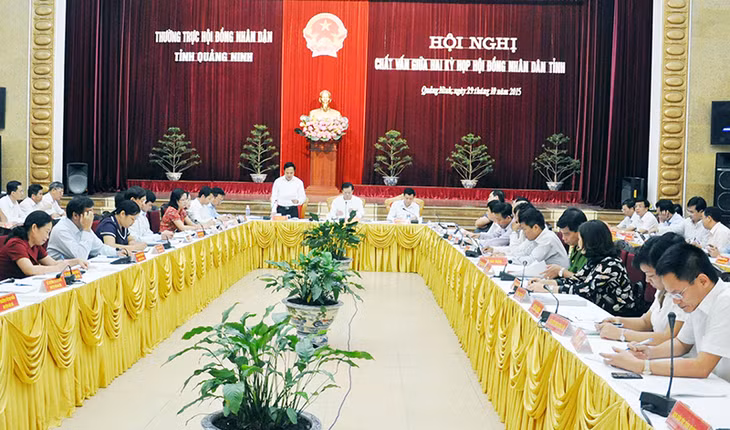 Hội nghị chất vấn giữa hai kỳ họp HĐND tỉnh, tổ chức tháng 10-2015. Ảnh: NGUYỄN HUẾ