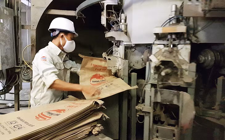Đóng bao sản phẩm xi măng tại Công ty CP Xi măng Thăng Long.