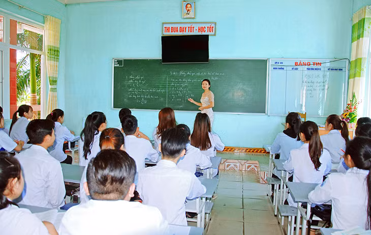 Giờ học vật lý của học sinh lớp 11C3, Trường THPT Trần Nhân Tông (TX Đông Triều).