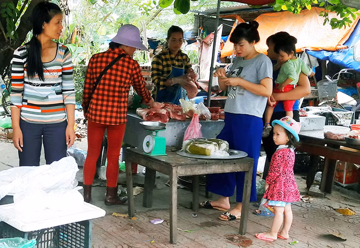 Tồn tại nhiều năm nay, chợ truyền thống Hùng Thắng chật hẹp, xuống cấp. Các quầy hàng được bố trí tạm bợ. Các khu bán hàng chín, đồ sống lẫn lộn.
