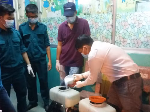 Trung tâm Y tế dự phòng quận 5 phun hoá chất diệt muỗi xử lý ổ dịch do virus Zika. Ảnh: D.P