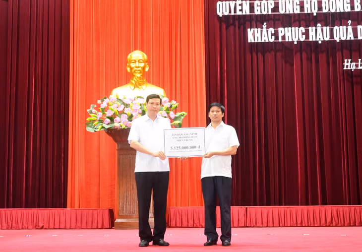 Đồng chí Nguyễn Đức Long, Chủ tịch UBND tỉnh trao số tiền trên 5,1 tỷ đồng ủng hộ đồng bào miền Trung cho lãnh đạo Ủy ban MTTQ Việt Nam