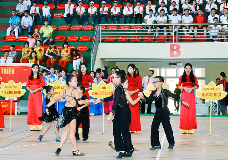 Đây cũng là nơi giảng dạy, tập luyện nâng cao thể chất vận động viên, tuyển lựa các tài năng văn hoá, thể thao cho thị xã và Quảng Ninh...