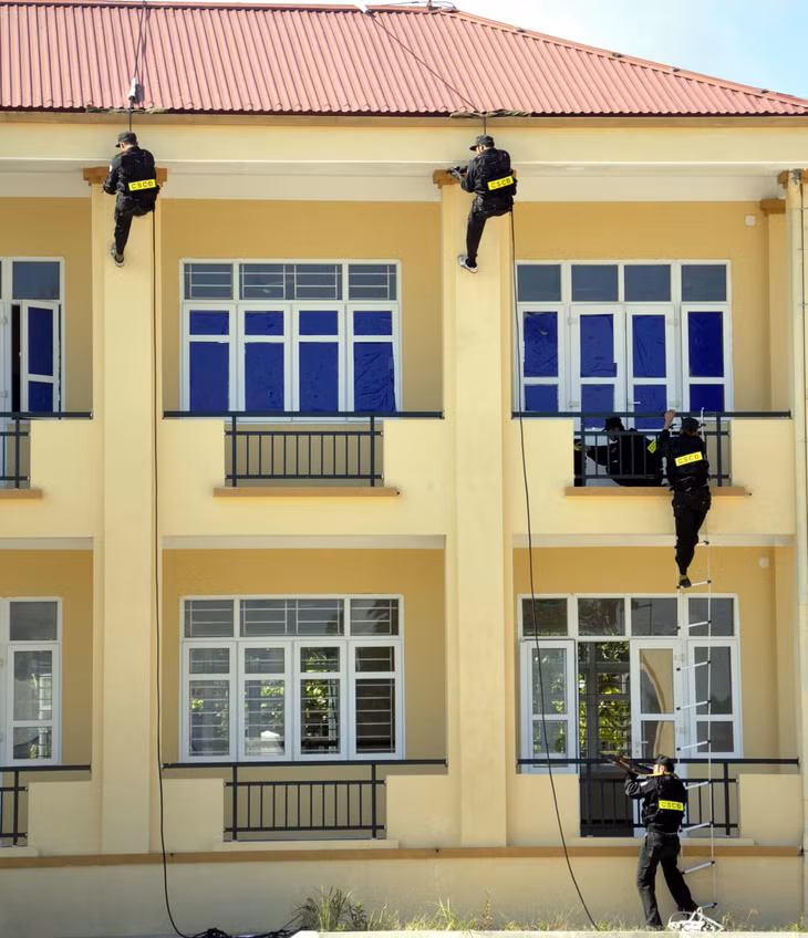 Các lực lượng thực hiện tình huống giả định giải cứu con tin