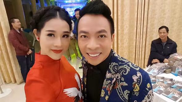 Lấy vợ kém 18 tuổi lại vô cùng xinh đẹp, Việt Hoàn hay bị trêu là "lừa được vợ trẻ".