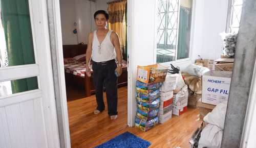 Vị trí vợ chồng chủ nhà giằng co, khống chế tên cướp. Ảnh: Lê Hoàng.