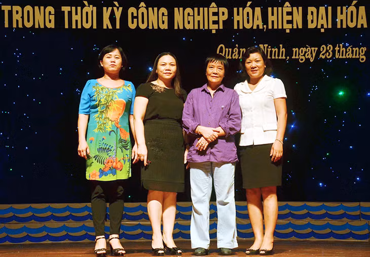 Tiến sĩ khoa học Đoàn Hương (thứ hai, phải sang) trong một cuộc nói chuyện chuyên đề tại Hạ Long.